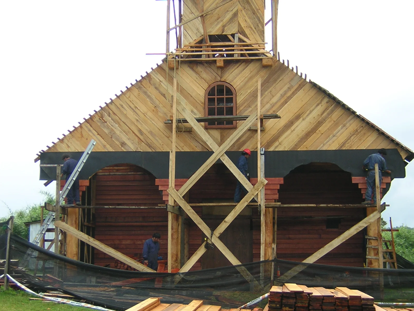 Restauración patrimonial Iglesia de Colo · Constructora Patrimonial Chiloé